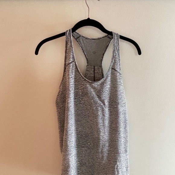 Lululemon essential tank size 6 - Picture 2 of 4